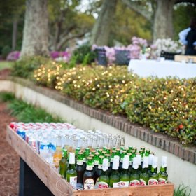 Venkovní bar ve stylu „obsluž se sám“ udělá dojem a ulehčí přeplněným stolů. Šance na převrhnutí lahví se navíc sníží aspoň o polovinu!