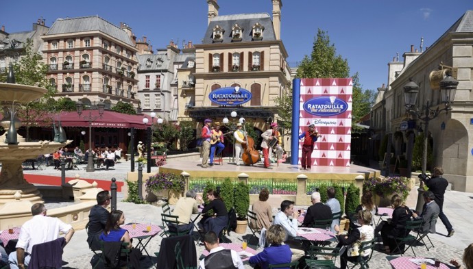 Disneyland Paris (Paříž, Francie).