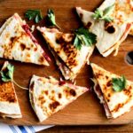 Krocaní quesadilla s brusinkami a sýrem Brie.