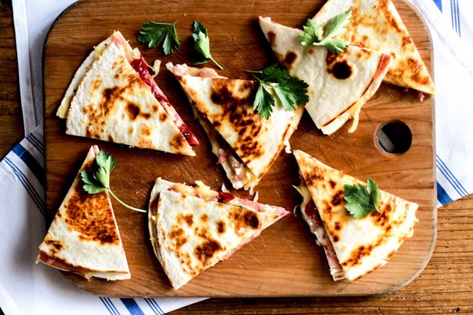 Krocaní quesadilla s brusinkami a sýrem Brie.