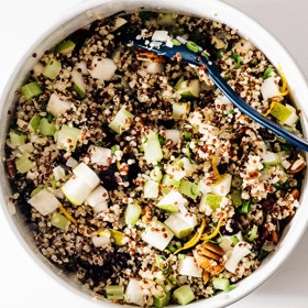 Salát z quinoy s brusinkami, pekanovými ořechy a hruškami s pomerančovo-medovou zálivkou.