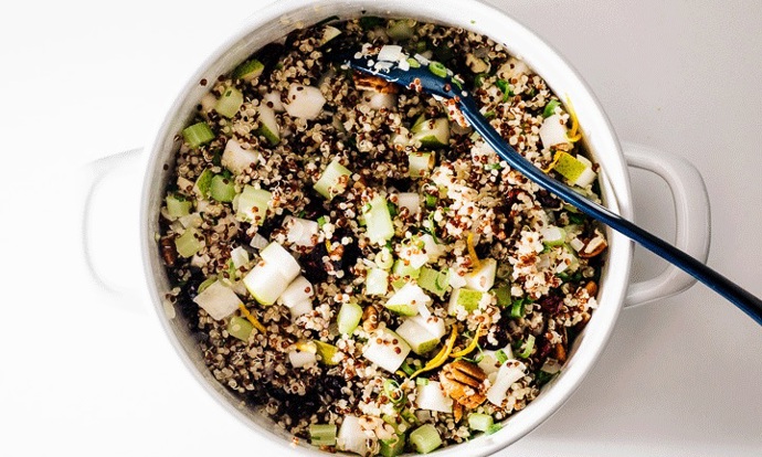 Salát z quinoy s brusinkami, pekanovými ořechy a hruškami s pomerančovo-medovou zálivkou.