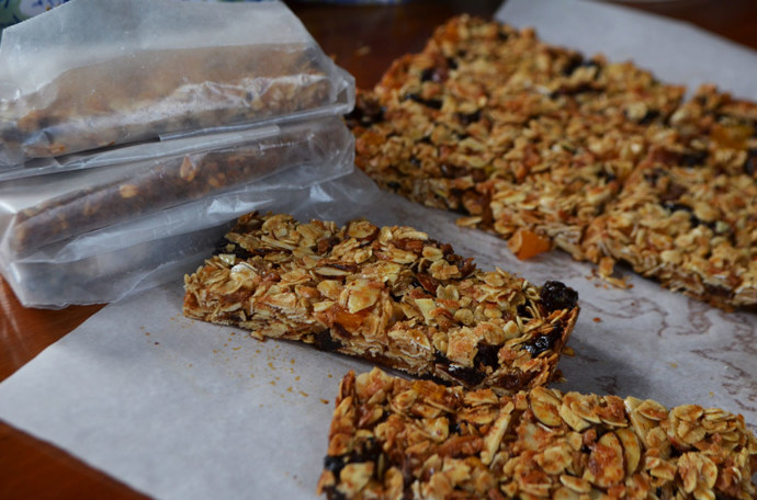 Domácí tyčinky z granoly s brusinkami.