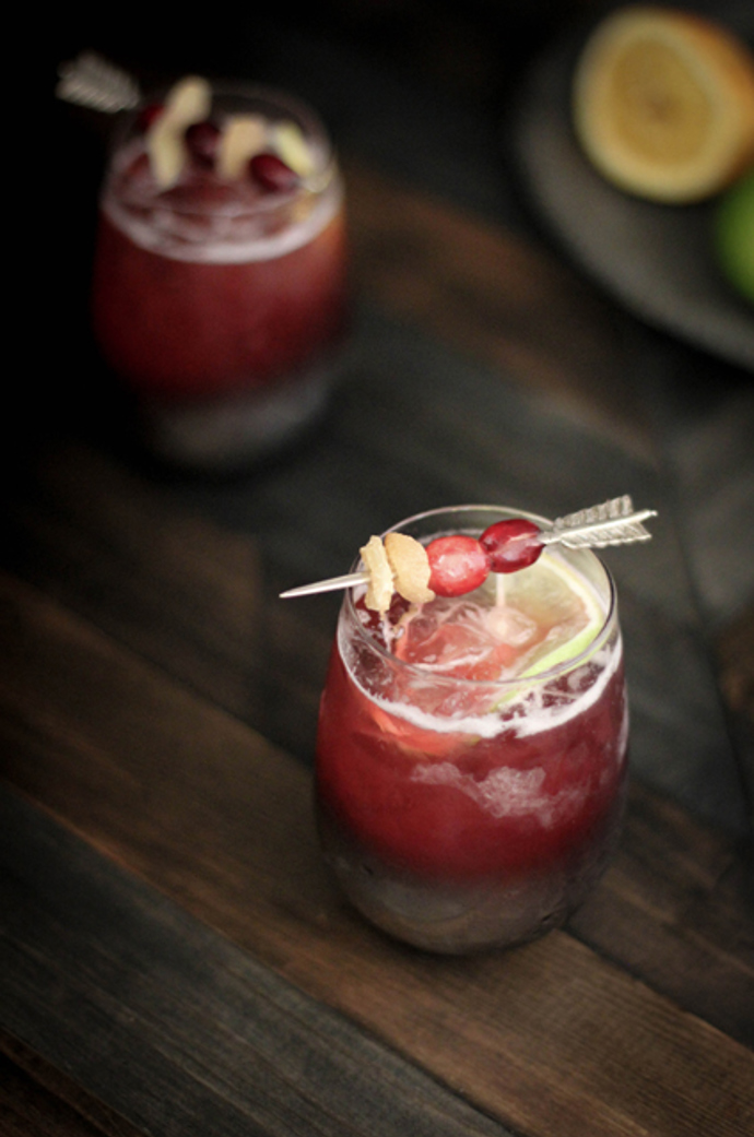 Brusinkový koktejl Moscow mule.