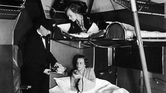 Postele v ekonomické třídě.