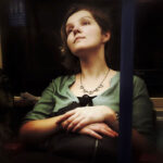 Muž tajně fotí londýnské pasažéry metra. Upravené fotky vypadají jako portréty 16. století