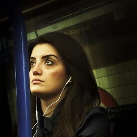 Muž tajně fotí londýnské pasažéry metra. Upravené fotky vypadají jako portréty 16. století