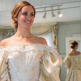 Abby Kingston je jedenáctou nevěstou v pořadí, která tyto šaty na svatbu oblékne.