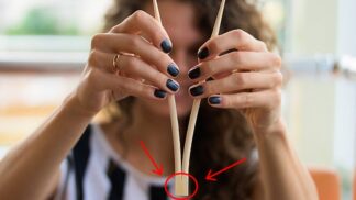 Špatně. Dřevěné hůlky se takto nemají rozlomit.