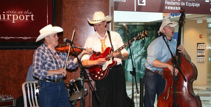 Mezinárodní letiště Nashville – posloucháte rádi country hudbu? Pak jste na tom nejlepším možném místě na světě, protože v Nashville se hraje i na letišti!