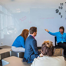 Mezinárodní letiště San Francisco – toto letiště disponuje speciálním salonkem určeným k diskusím o nejnovějších technologiích, ale i politice, podnikání a dalších zajímavých tématech.