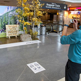 Mezinárodní letiště Denver – zapomněli jste koupit pohlednice? Tak si tu nafoťte vlastní! A až to budete mít, vychutnejte si okouzlující výhled na Rocky Mountains.