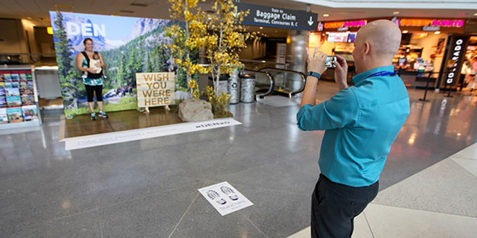 Mezinárodní letiště Denver – zapomněli jste koupit pohlednice? Tak si tu nafoťte vlastní! A až to budete mít, vychutnejte si okouzlující výhled na Rocky Mountains.