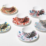 2. Kávová sada, jejíž kusy k sobě vždycky ladí. To proto, že je šálek opatřen zrcadlovou vrstvou. Položíte-li ho na jakýkoliv podšálek, zobrazí stejný motiv, jako je na talířku. S nápadem přišel tým D-Bros.