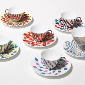 2. Kávová sada, jejíž kusy k sobě vždycky ladí. To proto, že je šálek opatřen zrcadlovou vrstvou. Položíte-li ho na jakýkoliv podšálek, zobrazí stejný motiv, jako je na talířku. S nápadem přišel tým D-Bros.