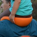 3. Křesílko pro děti, kteří sedí rodičům na ramenou. Ideální pro zaneprázdněné rodiče, kteří potřebují dělat rukama něco jiného než držet své ratolesti za nohy.