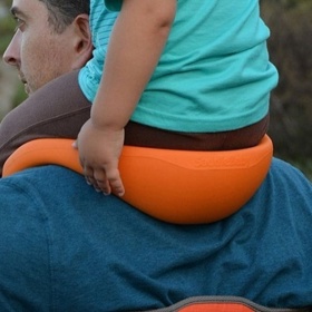 3. Křesílko pro děti, kteří sedí rodičům na ramenou. Ideální pro zaneprázdněné rodiče, kteří potřebují dělat rukama něco jiného než držet své ratolesti za nohy.