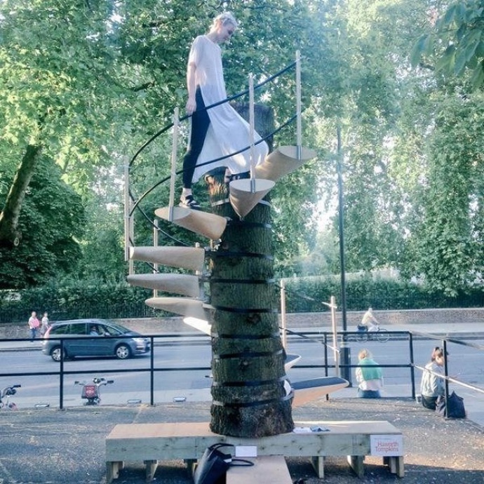 8. Přenosný žebřík, který padne každému stromu. Už nemusíte pod třešní obsypanou plody litovat, že jste nevyrostli o pár centimetrů víc. Tento žebřík je přenosný, skladný a lze ho snadno napasovat na jakýkoliv strom bez poškození kmenu.