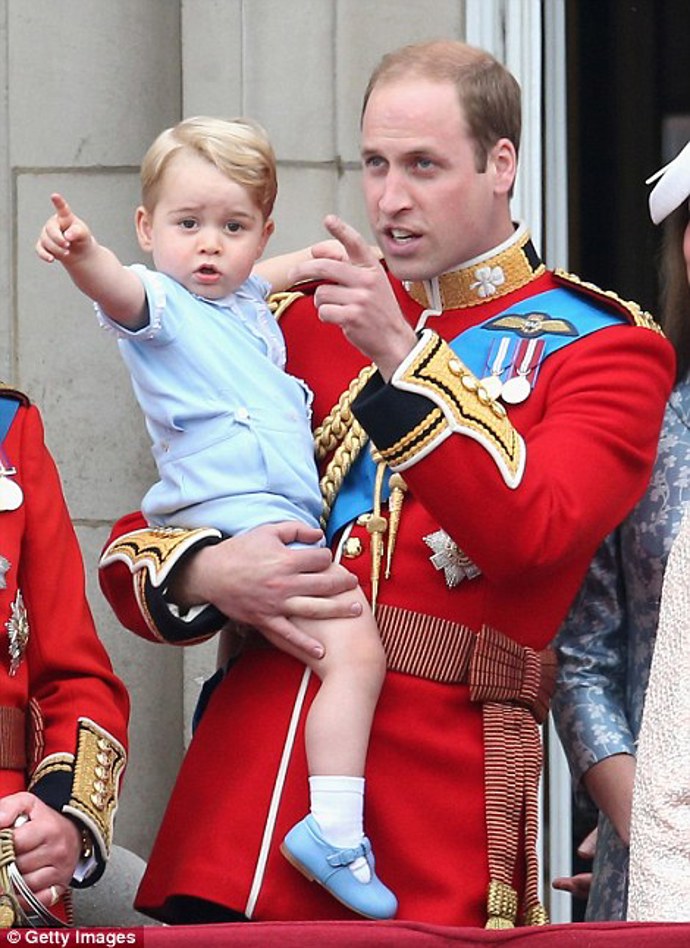 Princ George se s otcem dívají z balkonu Buckinghamského paláce na vojenskou ceremonii Trooping the Colour.