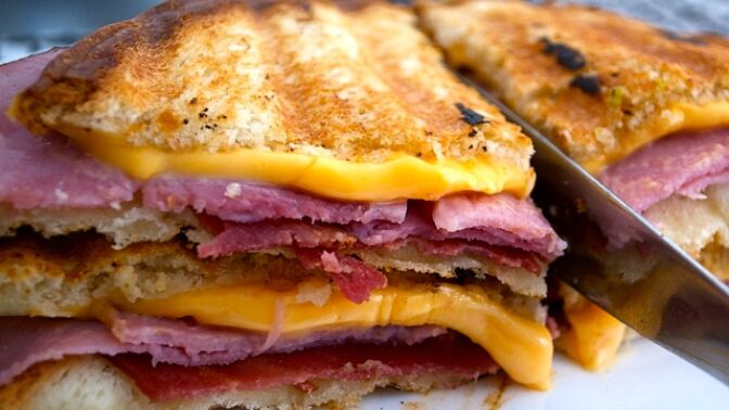 Sýr a uzeniny k sobě pasovaly odjakživa. Už jste ale zkusili pomazat rozpuštěný sýr nutellou?