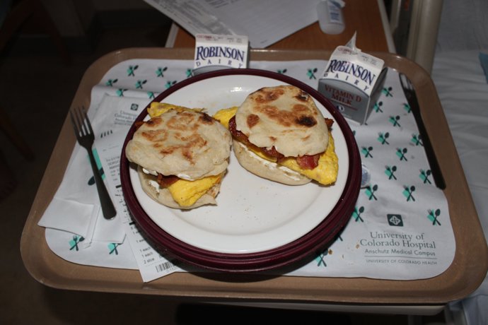 Colorado – slanina, vejce a sýrový sendvič.