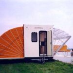 Prohlédněte si karavan určený pro nejnáročnější cestovatele. Má terasu i obývák