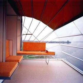 Prohlédněte si karavan určený pro nejnáročnější cestovatele. Má terasu i obývák