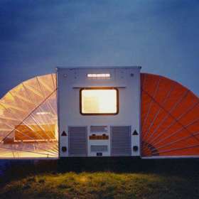 Prohlédněte si karavan určený pro nejnáročnější cestovatele. Má terasu i obývák