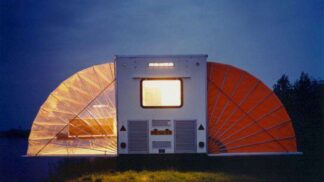 Karavan Des Markies disponuje prostornou ložnicí i obývákem.