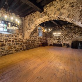 Chcete žít jako králové a královny? Kupte si tento úchvatný středověký hrad