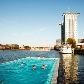 Zaplavte si v berlínském plážovém klubu Badeschiff.