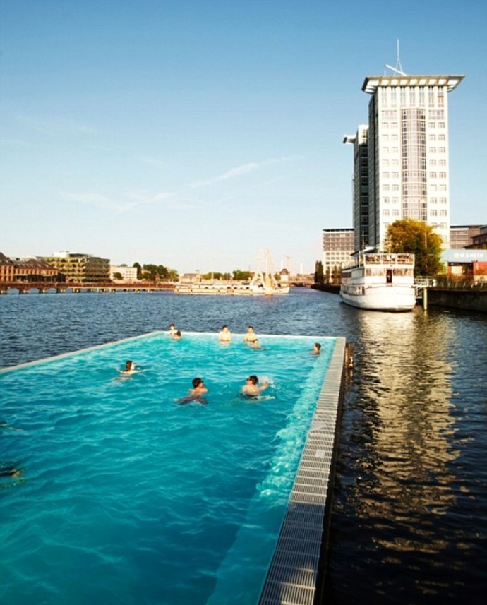 Zaplavte si v berlínském plážovém klubu Badeschiff.