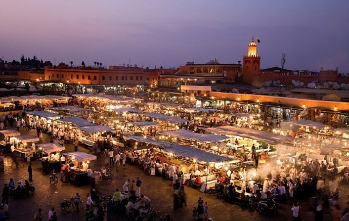 Zhlédněte různá pouliční představení na náměstí Djemaa el-Fna v Marrakéši.