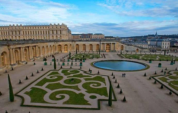 Prohlédněte si zahrady obklopující zámek ve Versailles (od listopadu do března).