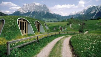 „Hobití domky“ skvěle splývají s přírodou.