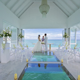 Snoubenci, pozor! Na Maledivách vyrostl rajský svatební pavilon plovoucí na hladině oceánu