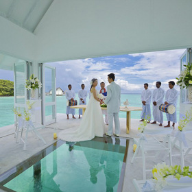 Snoubenci, pozor! Na Maledivách vyrostl rajský svatební pavilon plovoucí na hladině oceánu