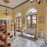 Vstupní hala domu Beyoncé a Jay-Zeho v New Orleans. Dříve presbyteriánský kostel, dnes foyer s mramorovou podlahou, kamennými sloupy, lustry z tepaného železa a starožitnými lavicemi jako z kaple.