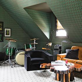 „Chlapské doupě“ Vladimira Klička. Dominantou hudební místnosti je samozřejmě přehlídka elektrických kytar. Ale také osobní vzkazy od hudebníků jako Fergie nebo Justin Timberlake.