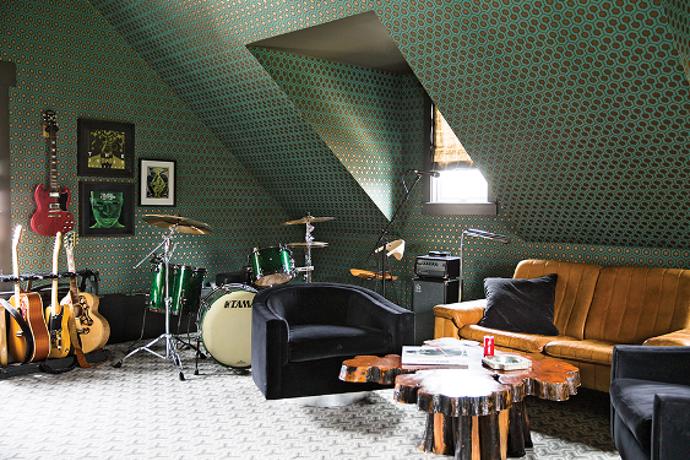 „Chlapské doupě“ Vladimira Klička. Dominantou hudební místnosti je samozřejmě přehlídka elektrických kytar. Ale také osobní vzkazy od hudebníků jako Fergie nebo Justin Timberlake.