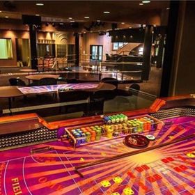 Domácí kasino rappera Curtise Jamese Jacksona, známého pod pseudonymem 50 Cent. Tento hvězdný úlet nás od populárního rappera nepřekvapuje. Doma má 35 koupelen i noční klub.