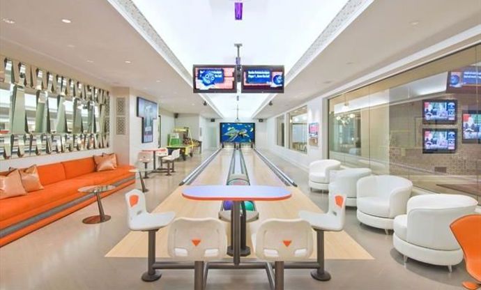 Domácí bowling v bývalém domě Beyoncé a Jay-Zho v Hamptons.