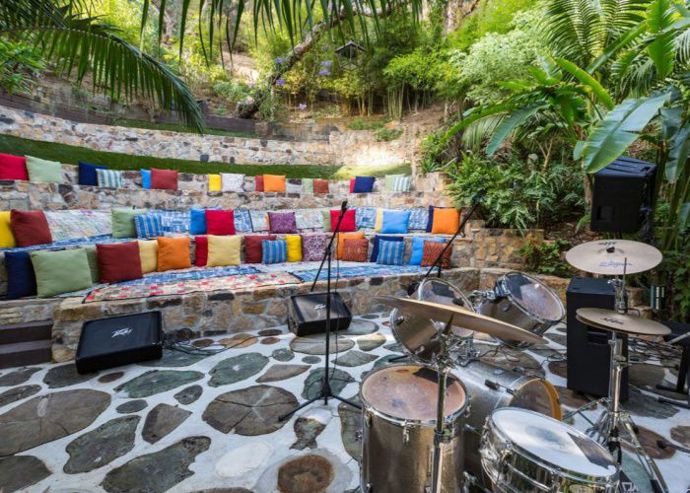 Venkovní amfiteátr Jennifer Lopez. Svým zralým hlasem zde může oblažovat na 30 posluchačů.