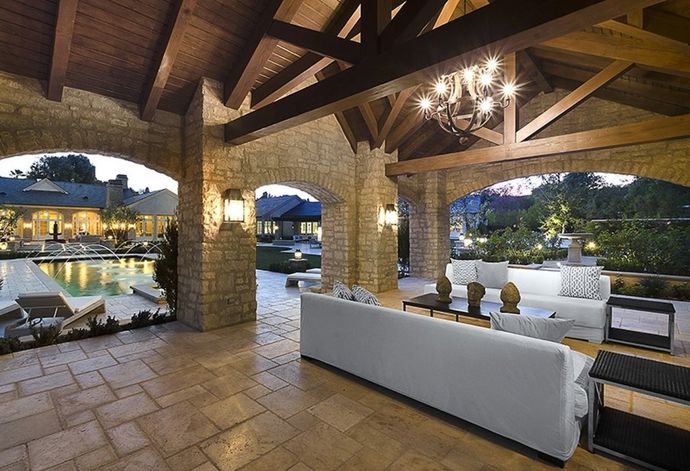 Venkovní obývák Kim Kardashian a Kanyeho Westa. Miniaturní Versailles, jak nazval tuto místnost server Refinery29, vystihuje všechno.