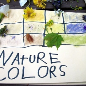 ... nechte děti hledat přírodniny určitých barev (papír nebo plátno s barevnými čtverci si připravte předem doma)...