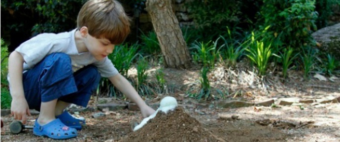 ... postavte sopku (vložte do ní plastovou lahev s jedlou sodou, zalijte pomalu octem a sledujte erupci)...