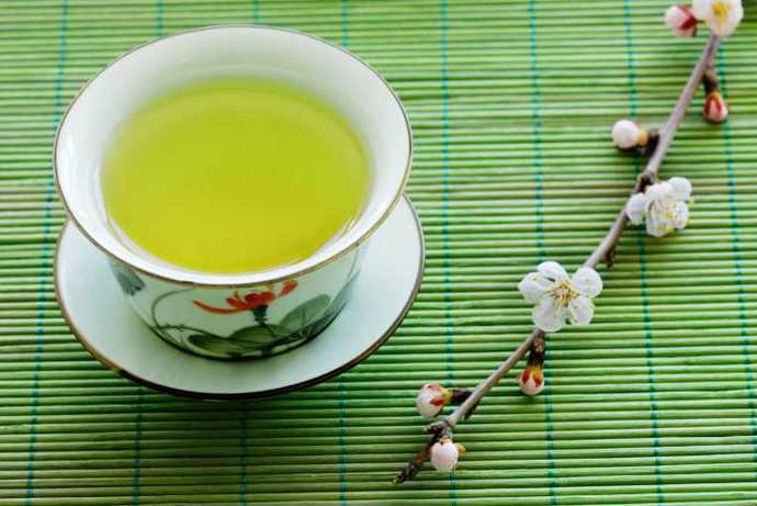 6. Pijte zelený čaj.