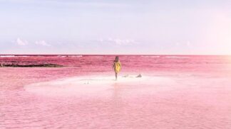 Modré nebe, bílá sůl, růžová voda. Nádhera.