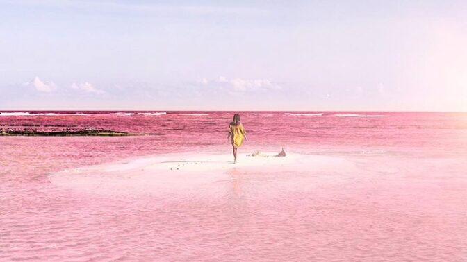 Modré nebe, bílá sůl, růžová voda. Nádhera.