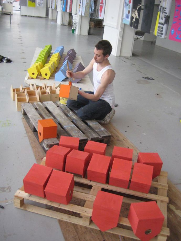 Muž, který propadl výrobě ptačích budek